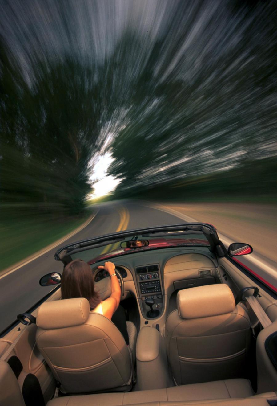 Интерьер Ford Mustang GT Convertible 1999 года  (фото 42 из 74)